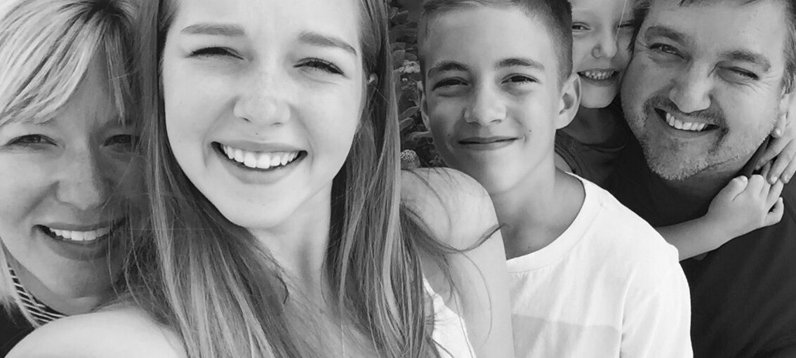 selfie-outside-children-family-fun-all-smiles-family-selfie-happy-selfie_t20_nelW4R